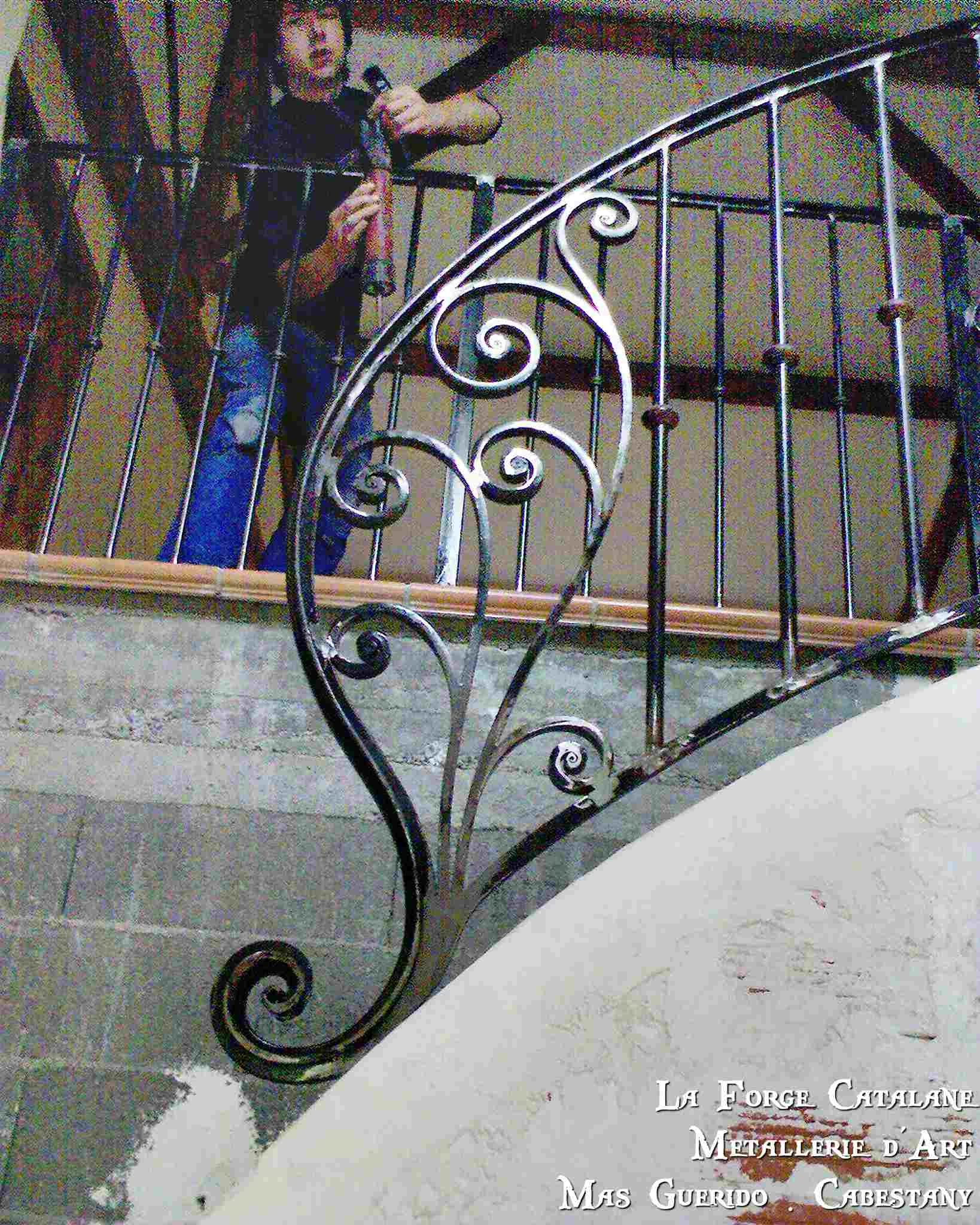 detail poteau ouvrage volutes barreau droit bagues forge catalane.jpg